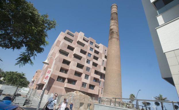 Málaga | Las grietas de una de las chimeneas de la Misericordia alertan
